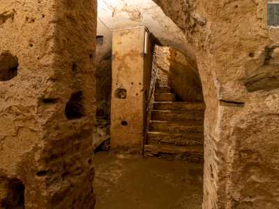 L�ipogeo si presenta come un ampio vano a pianta rettangolare di circa 90 metri quadri scavato nella roccia e nel tufo, con pareti realizzate con tecnica edilizia mista...